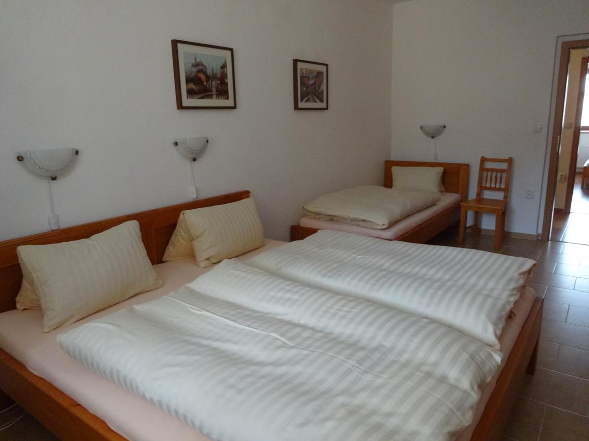 Hostinec u Janatů s ubytováním Cestin Pokoj fotografie